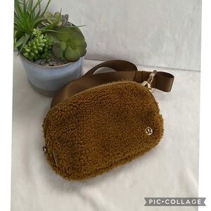 EUC Lululemon Everywhere Belt Bag Fleece 1L